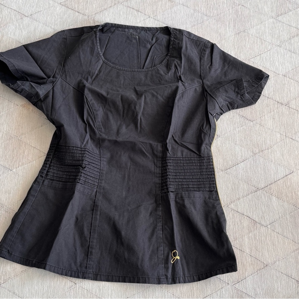 JAANUU scrub top. Ribbed sides.